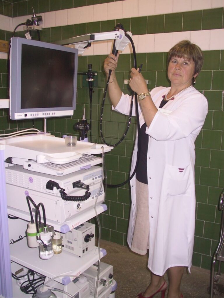 Sarkanā Krusta Smiltenes slimnīcas valdes priekšsēdētāja Sarmīte Zvirgzdiņa ir gandarīta, jo, pateicoties jaunajai aparatūrai, pacienti arī turpmāk endoskopijas izmeklējumus saņems laicīgi, negaidot rindās reģiona centrā vai Rīgā.
Autors: Sandra Pētersone