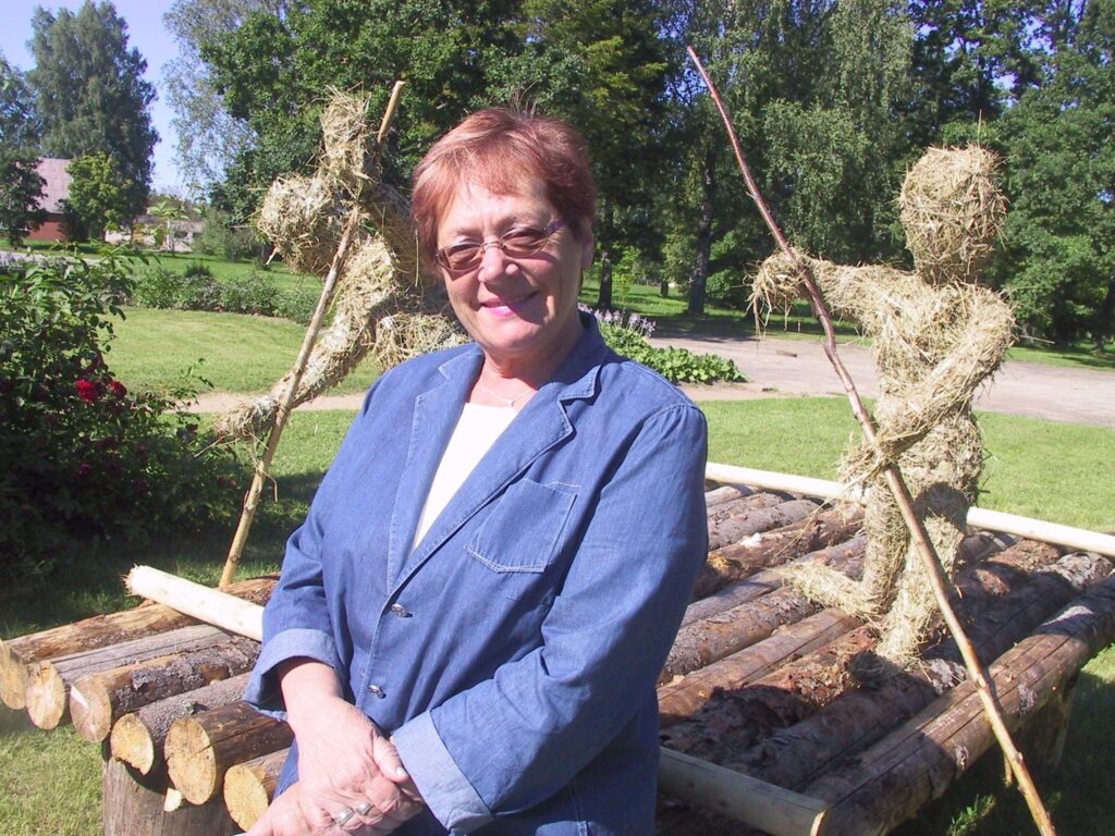  Strenču pilsētas domes priekšsēdētāja Velga Graumane atgādina, ka Strenči jau izsenis bijuši Gaujas plostnieku galvaspilsēta. Tāpēc šodien svētkos pilsētas centru grezno mākslinieces Daigas Strautiņas lolojums – plosta modelis, ko palīdzēja veidot Gaujas plostnieki.
Autors: Sandra Pētersone