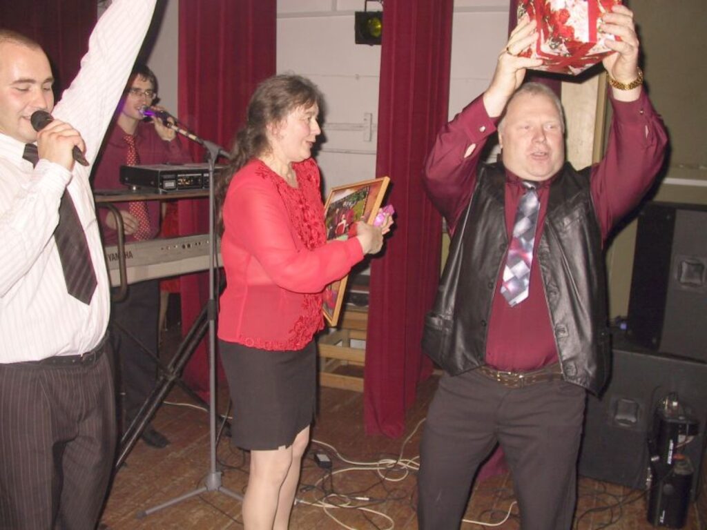 Par grupas “Kreisais pagrieziens” atbalstītājam uzņēmējam Dzintaram Zvaigznem (no labās) pasniegto dāvanu priecājas arī grupas solista mamma Ilze Ziediņa un vakara vadītājs Vismants Treisners. 
Autors: Sandra Pētersone