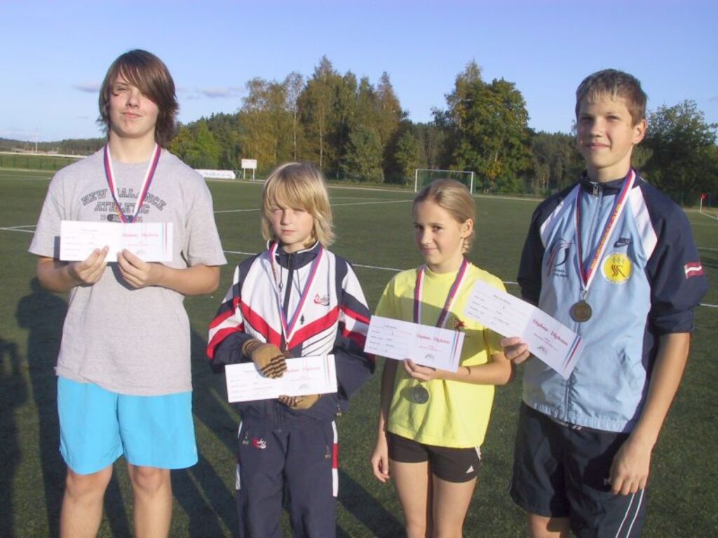 Sacensībās Čehijā medaļas izcīnīja Smiltenes sporta skolas vieglatlēti Intars Išejevs (no kreisās), Jāzeps Groza, Linda Puriņa un Mārcis Grēns. 
Autors: Sandra Pētersone