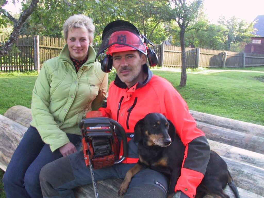 Trenējoties pasaules čempionātam, smiltenieša Gvido Ķepīša palīgi ir visa ģimene, arī dzīvesbiedre Antra (attēlā). Vien medību suns Rasa nenojauš, ka šo sacensību dēļ nevarēs izcelties savos suņu mačos Polijā. 
Autors: Sandra Pētersone