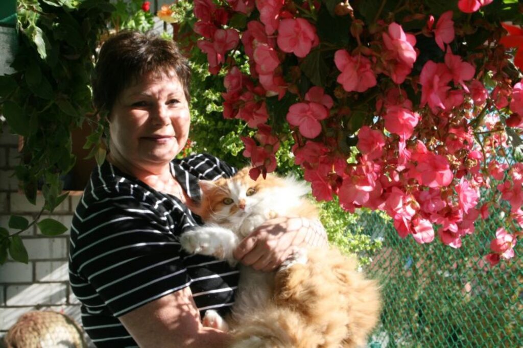 Ludmila Dubrovina kopā ar ģimenes mīluli – runci Redu – katru dienu uz balkona izbauda mieru starp ziedošajām puķēm.
Autors: Inga Karpova