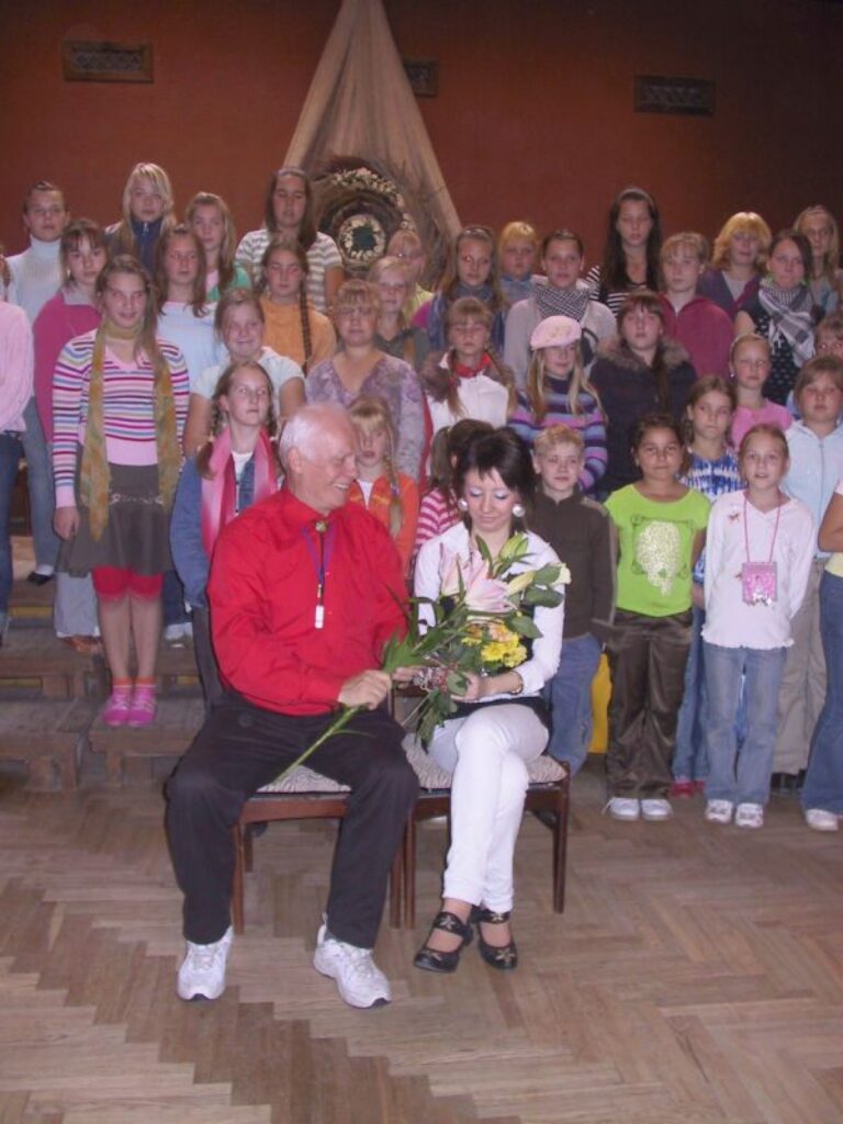 Bērnu mākslinieciskās fantāzijas akadēmijas audzēkņu darbu ceļojošajā izstādē Smiltenē mākslas skolas un ģimnāzijas skolēni tikās ar gleznotāju Jāni Anmani.
Autors: Santa Sinka