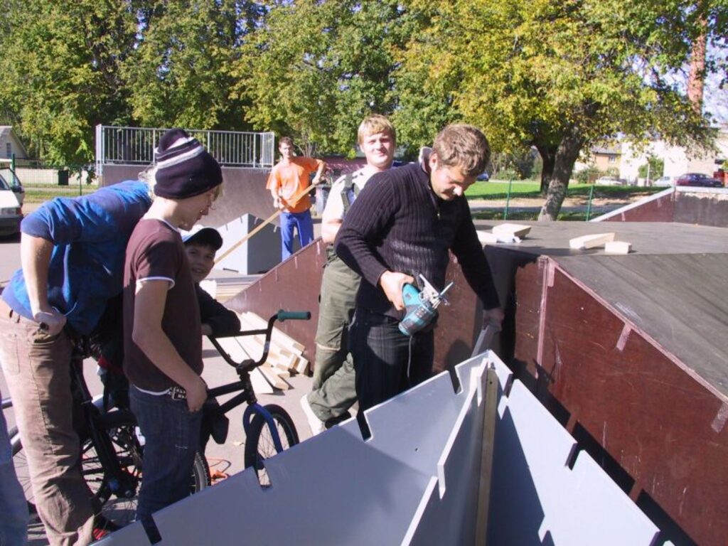 Otrdien Smiltenes skeitparkā strādnieki Ivo Rubašenko, Vadims Tropins un Gatis Janševskis sāka montēt fanboksa slīpo malu, ko pusaudži gaidīja no pērnās vasaras.
Autors: Sandra Pētersone
