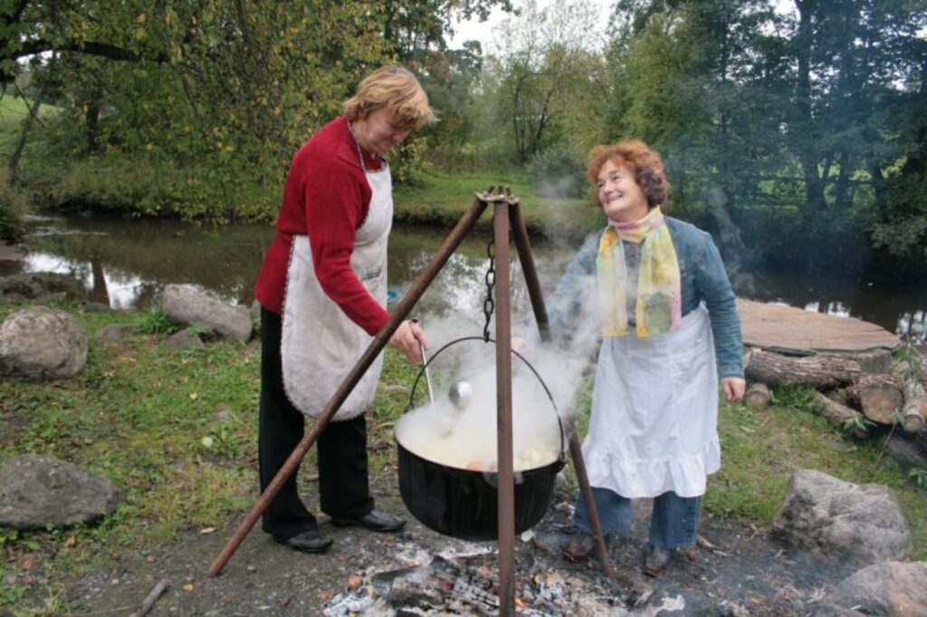 Par muižas svētku zivju zupu Vijas upes krastā rūpējas pavāres Benita Kangro (no kreisās) un Valentīna Mikitanova. 
Autors: Aldis Dubļāns