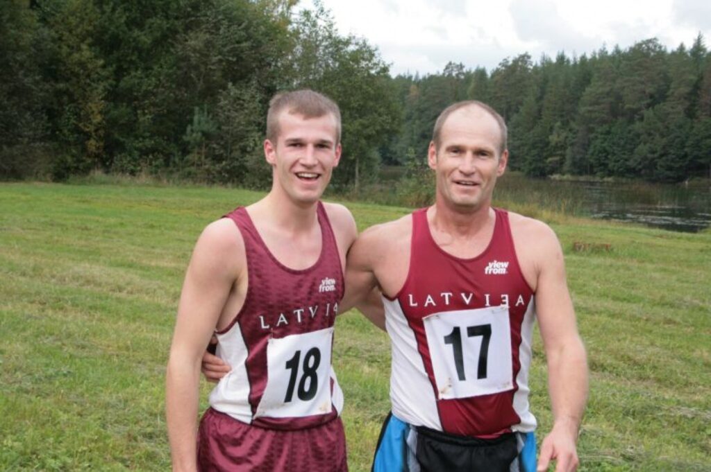 Ziedonis Zaļkalns (no labās) lielā sporta gaitas ir beidzis, taču ieradumam liels spēks – reizi pa reizei jāuzskrien. Tēva aizsākto turpina dēls Jānis, kurš šoreiz uzvarēja pārliecinoši. 
Autors: Aldis Dubļāns