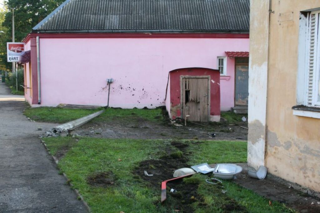 Tādu postījumu Rīgas ielā paveica “Golfs”. Varētu šķist, ka no ielas nobraucis tanks.
Autors: Aivars Zilbers