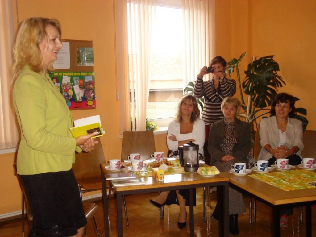 Smiltenes Trīs pakalnu pamatskolas pedagogi rudenīgajā laikā vēlējās dzirdēt tieši Marikas Svīķes (no kreisās) dzeju, jo viņa raksta dvēselei. Tas pietrūkst ikdienas steigā.
Autors: Santa Sinka