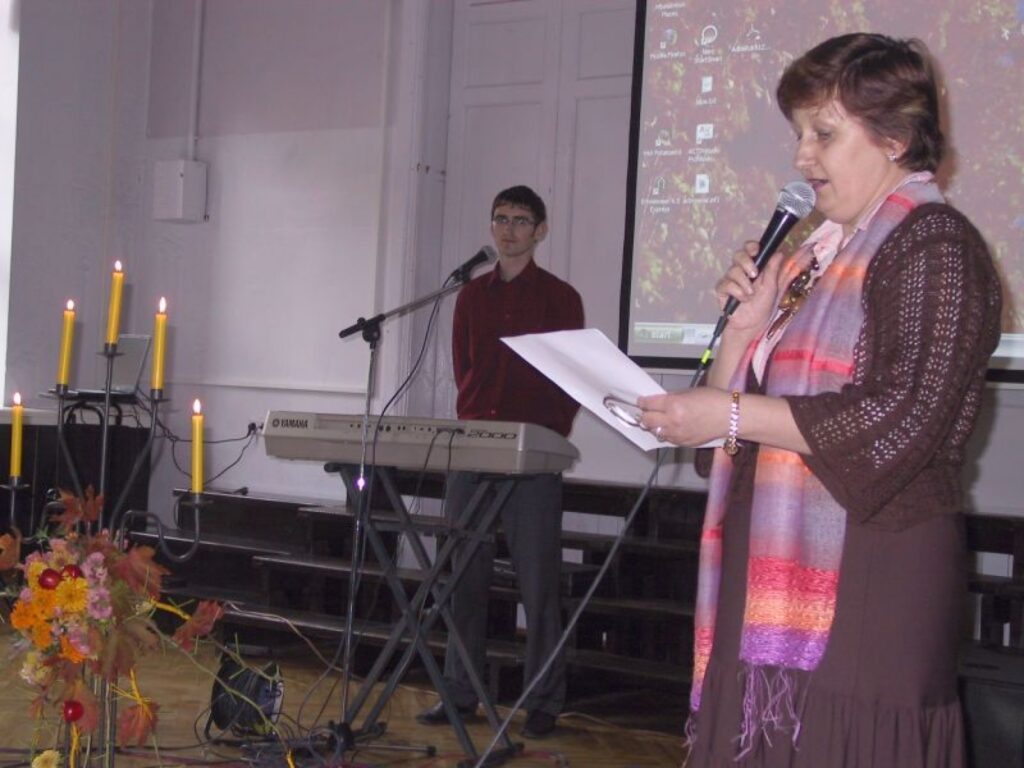 Smiltenes ģimnāzijā dzejas pēcpusdienā viesojās arī dzejniece Regīna Melzoba (attēlā) un grupas “Kreisais pagrieziens” muzikants Dzintars Ziediņš.
Autors: Sandra Pētersone