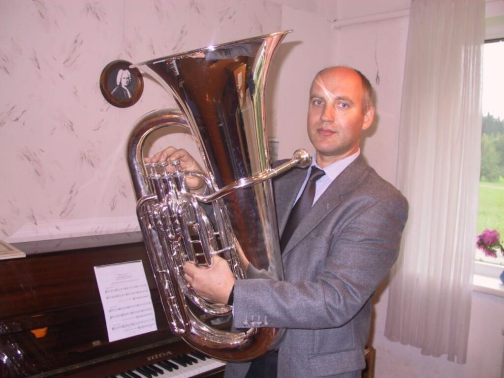 Strenču mūzikas skolas pedagogs Jānis Krūmiņš cer, ka, pateicoties jaunajam instrumentam,    par tubas spēli ieinteresēsies jauni audzēkņi. 
Autors: Sandra Pētersone