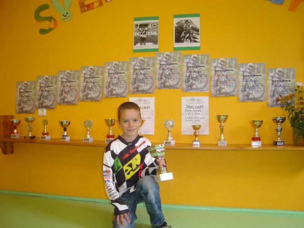 Smiltenes Trīs pakalnu pamatskolas 1.b klases skolnieks Kurts Kuzmins motosportā ir izcīnījis 13 kausus un diplomus, kuri tagad aplūkojami klasē.
Autors: Santa Sinka