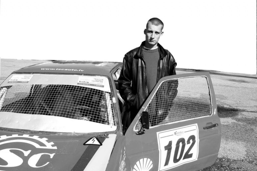 Autobraucējs Māris Stalis pēc tehniskām ķibelēm Vilandē gatavo auto sīvām cīņām čempionāta pēdējā posmā Brenguļos. 
Autors: Aldis Dubļāns