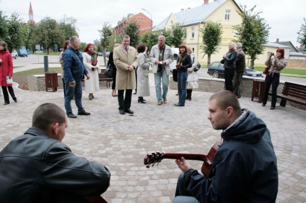 Ernests Lībietis (priekšplānā no labās) ir pārliecināts, ka centra skvēriņā labi iederas arī ģitāras spēle. 
Autors: Aldis Dubļāns