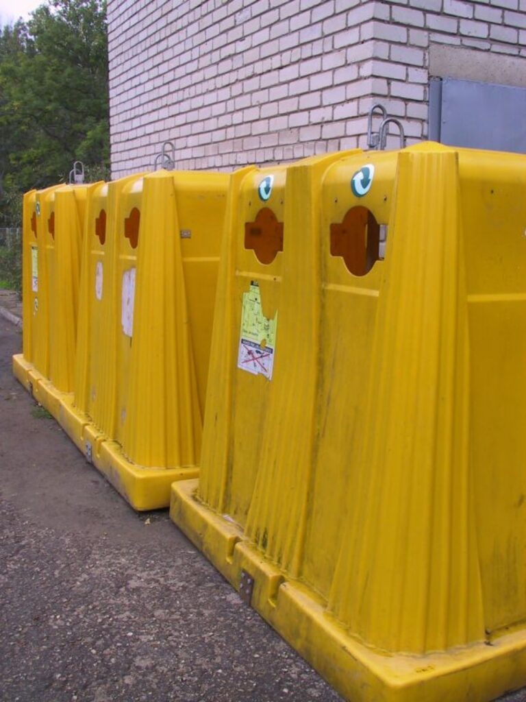 Jaunie, atkritumu šķirošanai paredzētie konteineri uzlikti Abulas ielā.
Autors: Sandra Pētersone