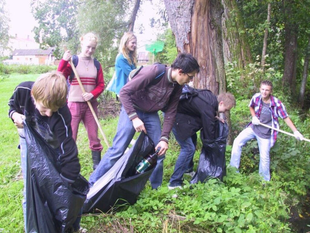 Strenčupītes krastus un upi kopa arī pilsētas vidusskolas audzēkņi, maisos lasot tur izmestos sadzīves atkritumus. Visvairāk bijis tukšu alkohola pudeļu. 
Autors: Sandra Pētersone