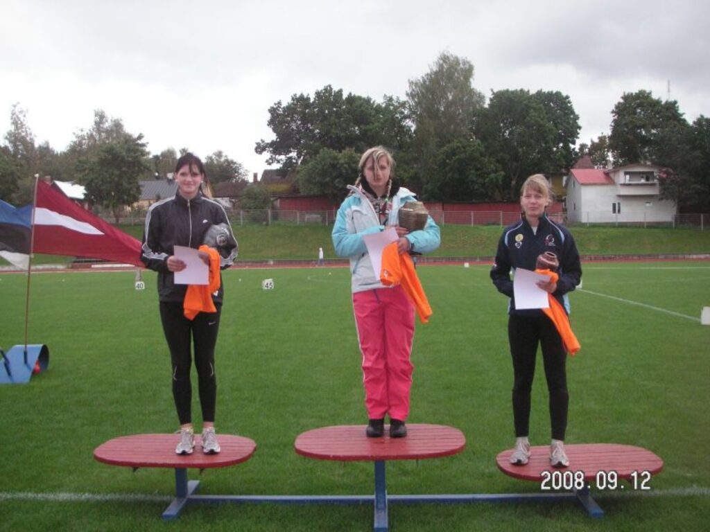 Augstvērtīgus rezultātus sacensībās sasniedza smilteniete Līna Mūze (no kreisās) un igauniete Līna Lāsma (vidū). Trešo vietu A grupā izcīnīja smilteniete Una Kalnīte.
Autors: Sandra Pētersone