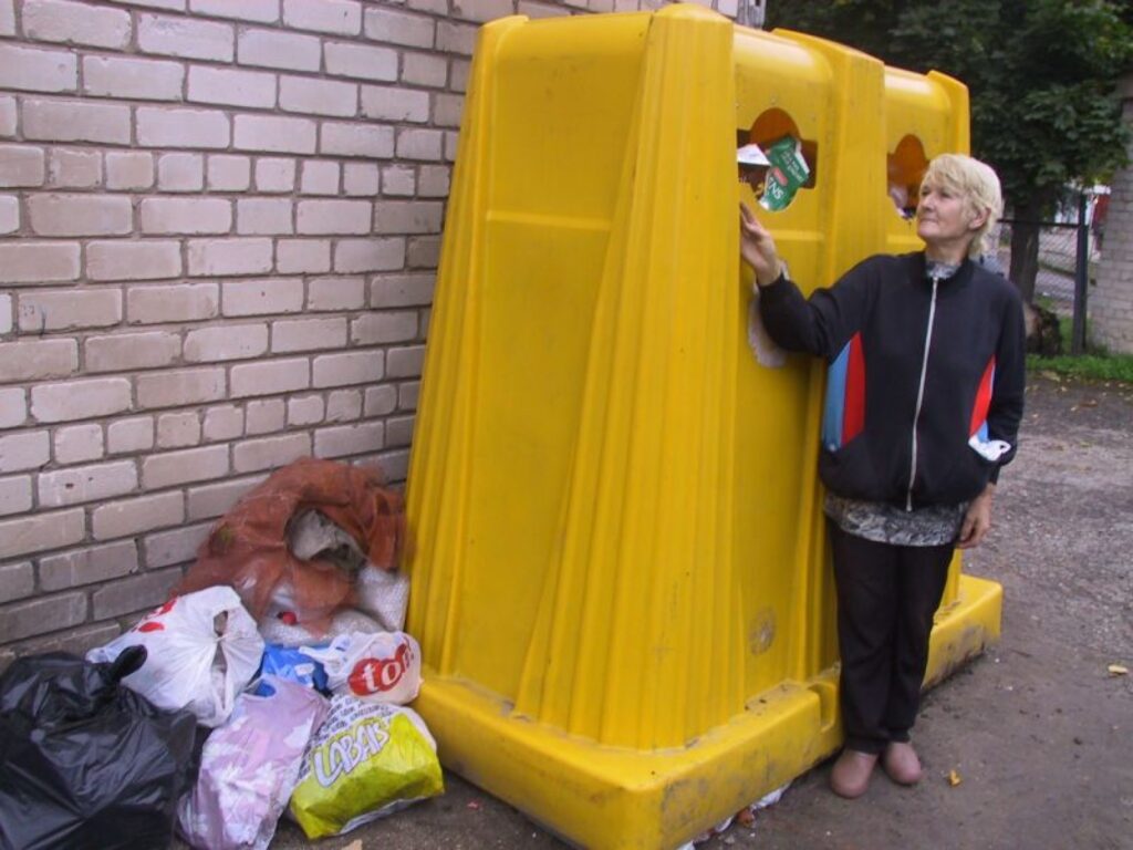 Namu pārvaldes sētniece Dzintra Kainaize ievērojusi, ka dzeltenais konteiners Abulas ielā pēc iztukšošanas piepildās dažu dienu laikā. Arī viņa met tajā stikla taru.
Autors: Sandra Pētersone