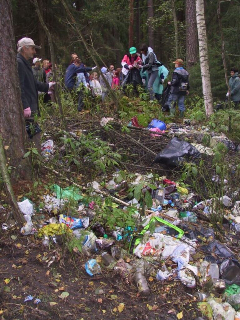 Šausminošu nelegālo izgāztuvi strencēnieši talkā atklāja mežā netālu no dzelzceļa sliedēm un zemes ceļa. Kāds tur bija izlējis arī sausās tualetes saturu.
Autors: Sandra Pētersone