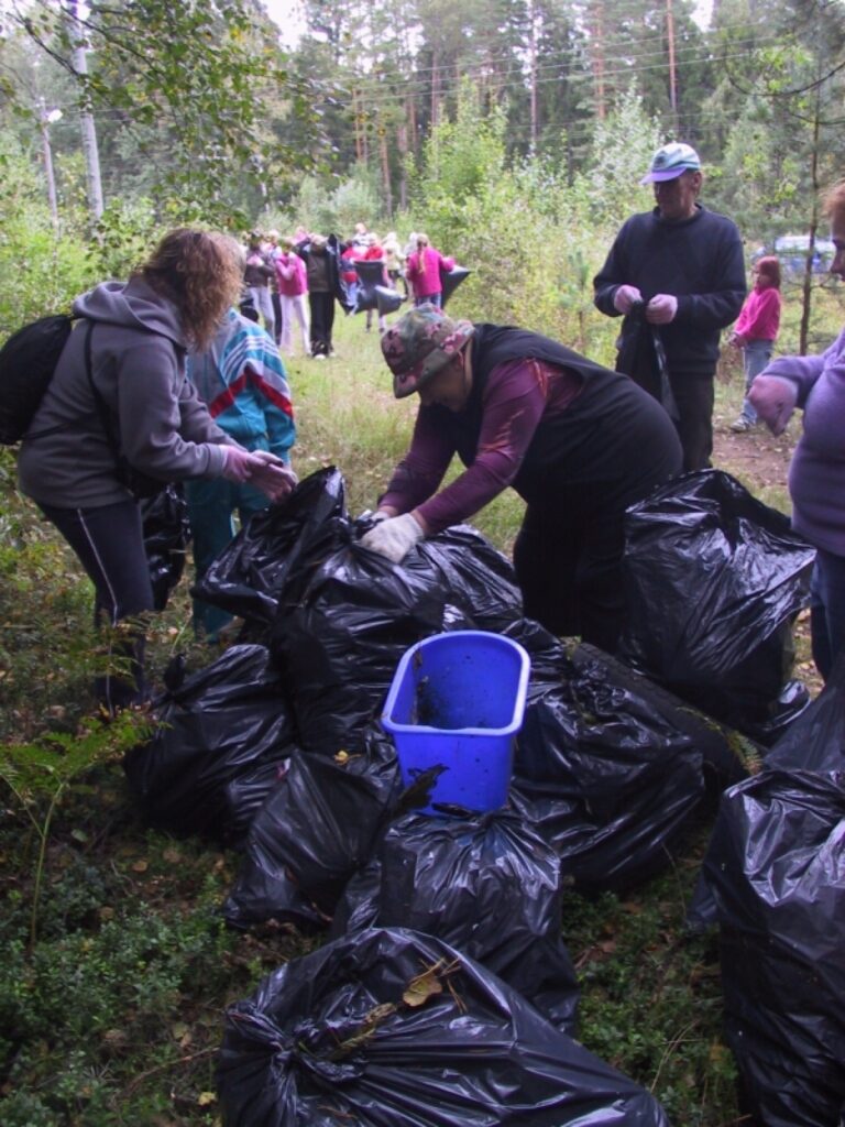 Tie strencēnieši, kuri strādāja talkā, ir sašutuši par tiem pilsētas iedzīvotājiem, kuri met savus atkritumus mežā. Ne viens vien talcinieks uzskata, ka vainīgie jāatrod un bargi jāsoda.
Autors: Sandra Pētersone