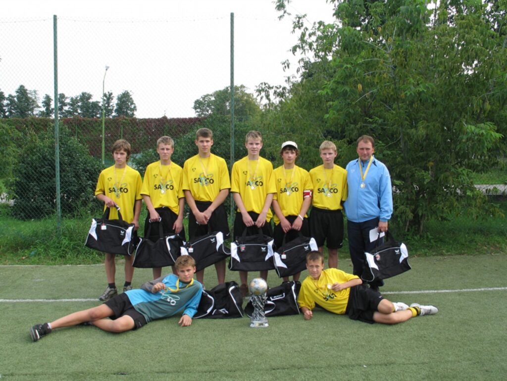 Smiltenes ģimnāzijas zēnu komanda uzvarēja Latvijas Skolu kausa izcīņas finālā. Pirmajā rindā no kreisās: Dagnis Sausais un Jēkabs Rancāns; otrajā rindā no kreisās Ervīns Galaida, Toms Vīvuliņš, Mārtiņš Ķelpis, Dairis Zariņš, Jānis Rubenis, Reinis Sebris un sporta skolotājs Andis Rozītis. 
Autors: No personīgā arhīva