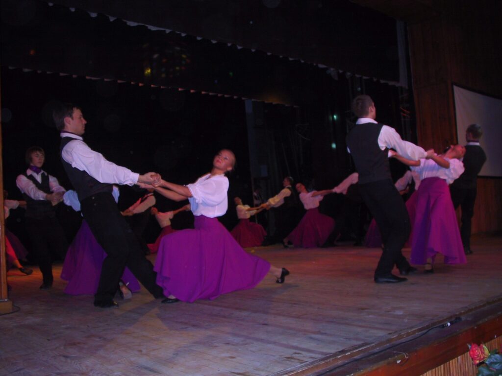 Tagad Smiltenes tautas deju ansambļa “Ieviņa” nākotne faktiski ir “Ieviņas” un tās studijas dejotāju rokās un atbildīgo amatpersonu prasmē atrisināt jautājumu, kas turpmāk vadīs “Ieviņu”.
Autors: Sandra Pētersone