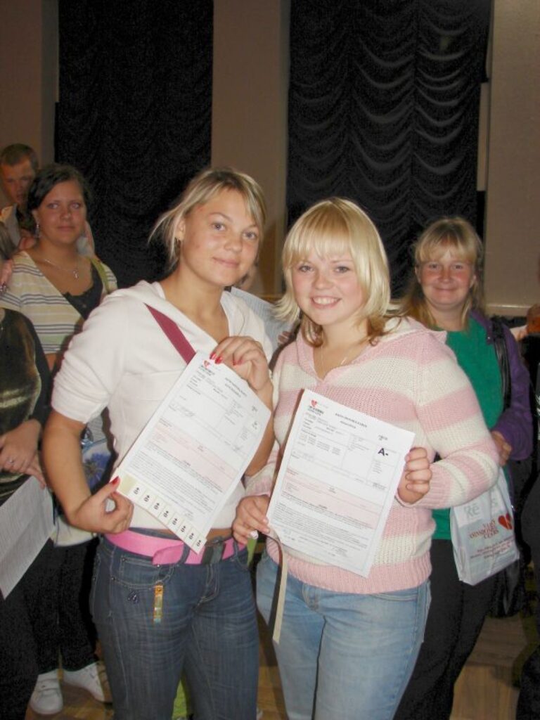 Smiltenes tehnikuma audzēkne Egita Segleniece (no kreisās) un kosmētiķe Agija Ozola ir gatava stāvēt rindā pat vairākas stundas, lai varētu ziedot asinis, jo nevar zināt, kad palīdzība būs vajadzīga viņām pašām.
Autors: Santa Sinka