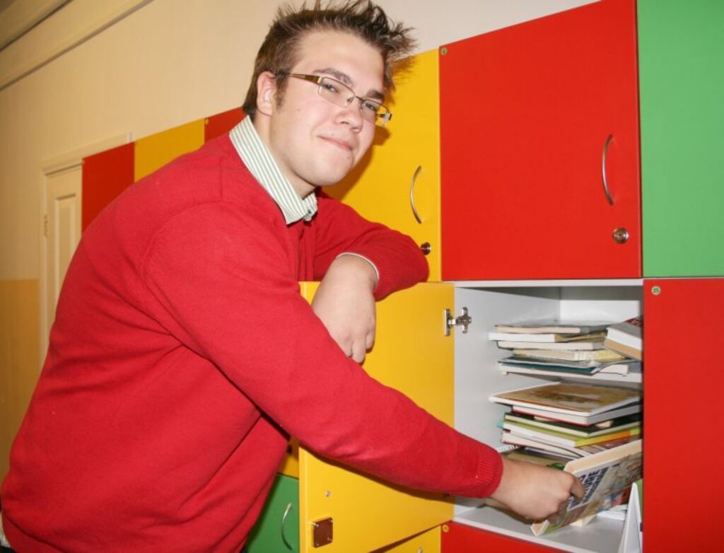 Valkas ģimnāzijas 11. klases skolnieks Vents Pauls Krauklis uzskata, ka skapīši skolā ir atbalstāma lieta, jo nav katru dienu somā līdzi jānēsā smagās mācību grāmatas.
Autors: Inga Karpova