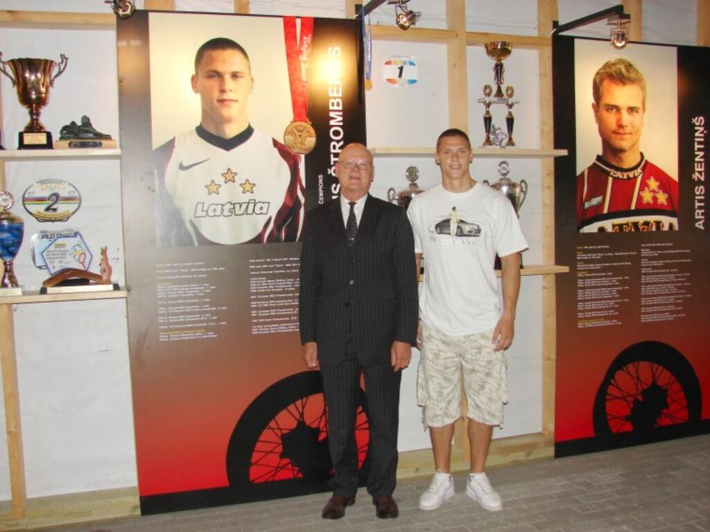 Bijušais smiltenietis BMX tēvs Latvijā Jānis Siliņš (no kreisās) lepojas, ka BMX 20 gadu jubilejā valmierietis Māris Štrombergs sagādāja olimpisko zeltu.
Autors: Santa Sinka