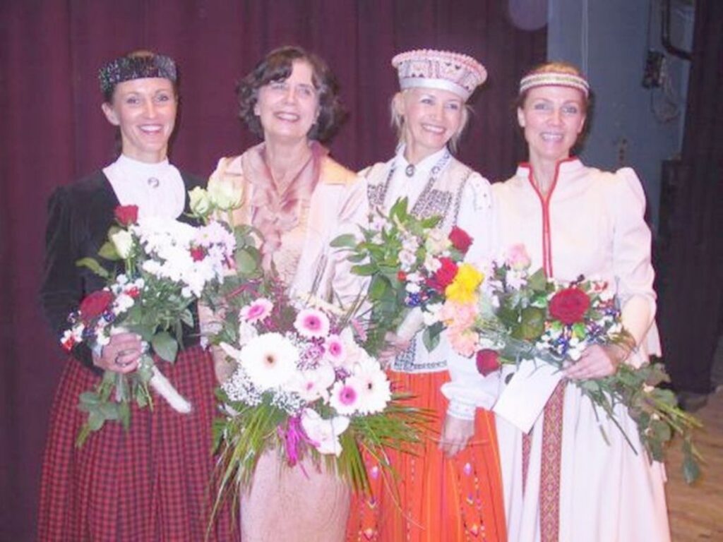 Pilsētai nevar būt lielāks zaudējums, un to nevar pieļaut. Tā domā daudzi smiltenieši, uzzinot par TDA “Ieviņa” mākslinieciskās vadītājas Ievas Adāvičas (attēlā otrā no kreisās  “Ieviņas” 25 gadu jubilejā pērn decembrī) iesniegto atlūgumu.
Autors: Sandra Pētersone