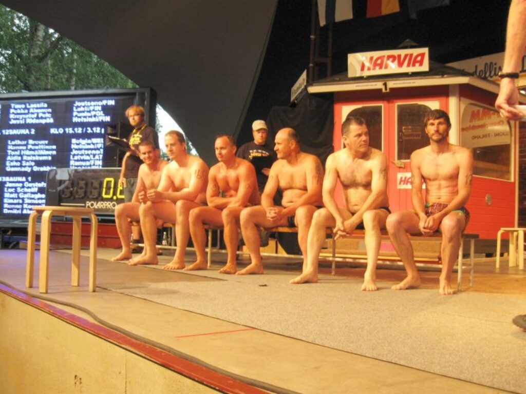  Launkalnietis Aldis Raiskums (ceturtais no kreisās) vienīgais no Latvijas komandas iekļuva  pasaules čempionāta otrajā kārtā saunas izturībā. 
Autors: No personīgā arhīva