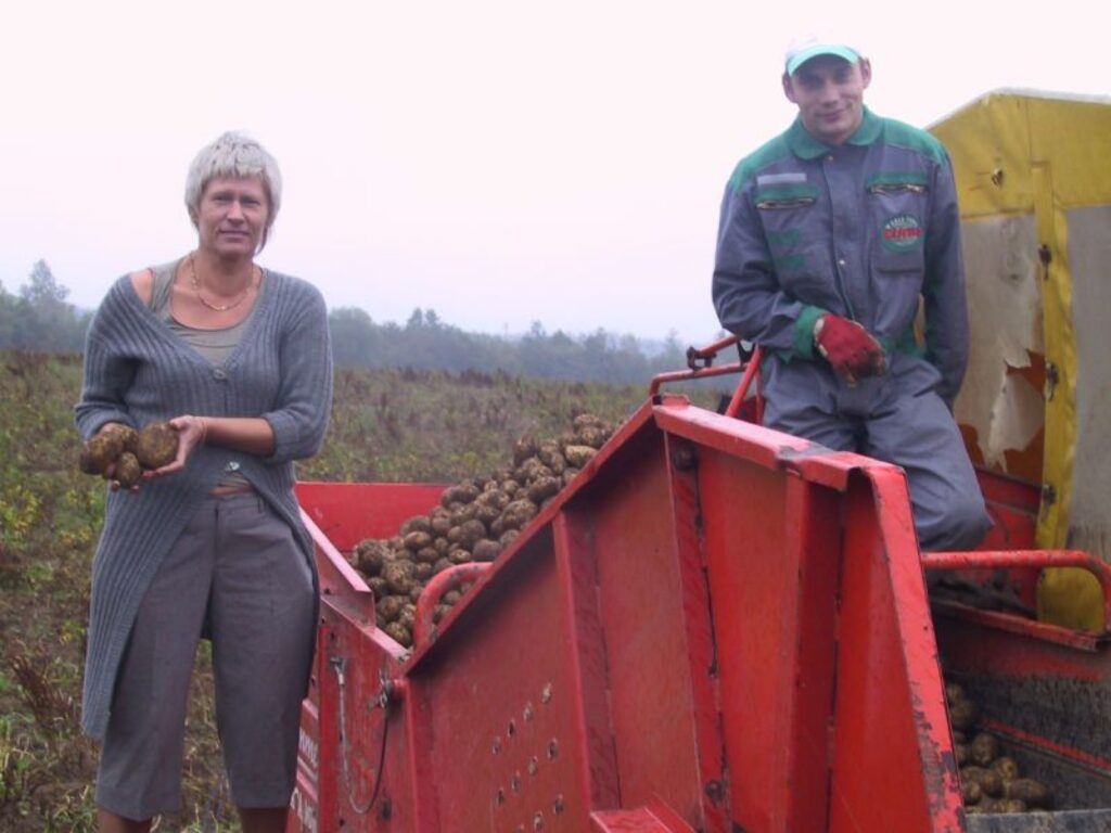 Kartupeļu rakšana sākusies Vijciema pagasta zemnieku saimniecībā “Piekalnes”. Īpašnieci Ināru Pakalni un darbu vadītāju Jāni Prauliņu raža pašlaik apmierina, bet uztrauc rudens lietavas.
Autors: Sandra Pētersone