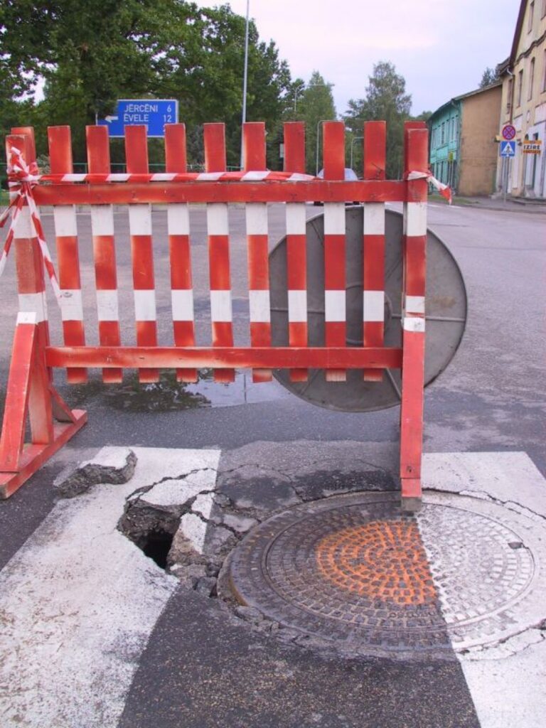 Strenčiem cauri tranzītā braucošās smagās automašīnas ir viens no faktoriem, kāpēc galvenajā ielā ik pa brīdim šur un tur iegrūst asfalts.
Autors: Sandra Pētersone