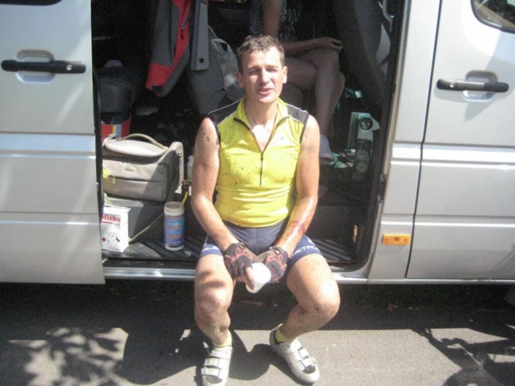 Dubļu pēdas uz sejas kalnu riteņbraucējiem ir ikdienišķi sīkumi, bet rokas saskrāpēt uz ceļmalās augošiem krūmiem gadās retāk. Guntars šovasar to piedzīvoja sacensībās Eiropā.
Autors: No personīgā arhīva