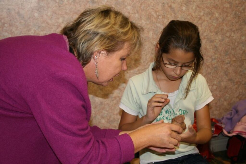 Valkas mākslas skolas pedagoģe Skaidrīte Bondare pirmajā stundā paskaidro, kas darāms 1. kursa audzēknei Angelikai Burkēvičai no Igaunijas. 
Autors: Inga Karpova