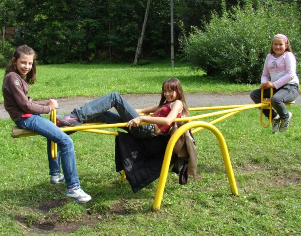 Talcinieku čaklo veikumu Abulas ielas dzīvojamo namu rotaļlaukumā spēj novērtēt arī Elvita (no kreisās), Aivita un Ingūna, kuras ar prieku šūpojas salabotajās un saulainajā krāsā nokrāsotajās šūpolēs.
Autors: Santa Sinka