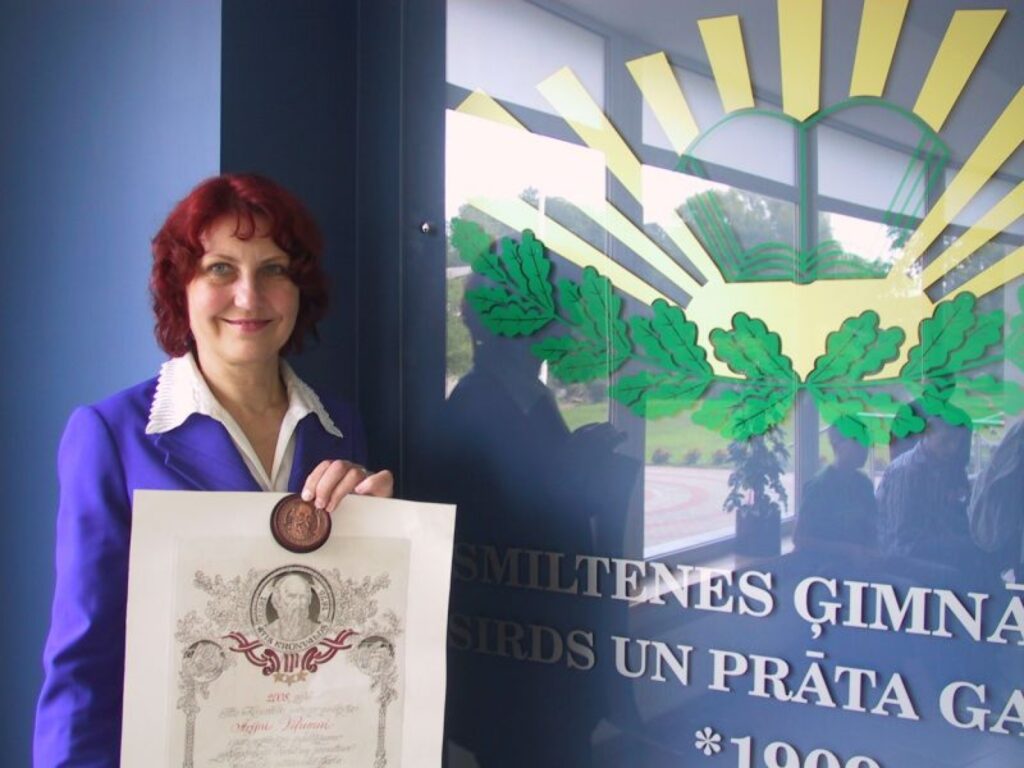 “Skolēni ir tie, kuru dēļ skolotāji strādā. Bez skolēniem nekā nebūtu,” uzsver Smiltenes ģimnāzijas matemātikas skolotāja Ārija Viļuma. Šogad viņa saņēma Ata Kronvalda fonda balvu.
Autors: Sandra Pētersone