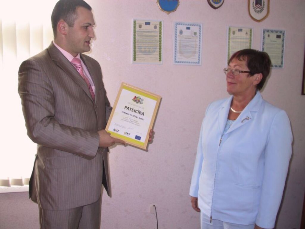 Īpašu uzdevumu ministra balvu par veiksmīgu Eiropas naudas apguvi ūdenssaimniecības projektā Strenču pilsētas domes priekšsēdētājai Velgai Graumanei pasniedza parlamentārais sekretārs Romāns Naudiņš.
Autors: Sandra Pētersone