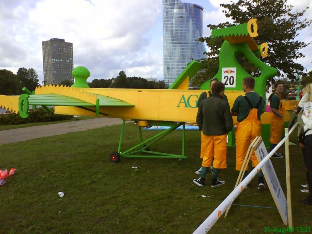 Pašdarināto lidaparātu konkursā “Red Bull Flugtag” pirmajā desmitniekā iekļuva Smiltenes ekipāža “Spicie galdnieki”
Autors: No personīgā arhīva