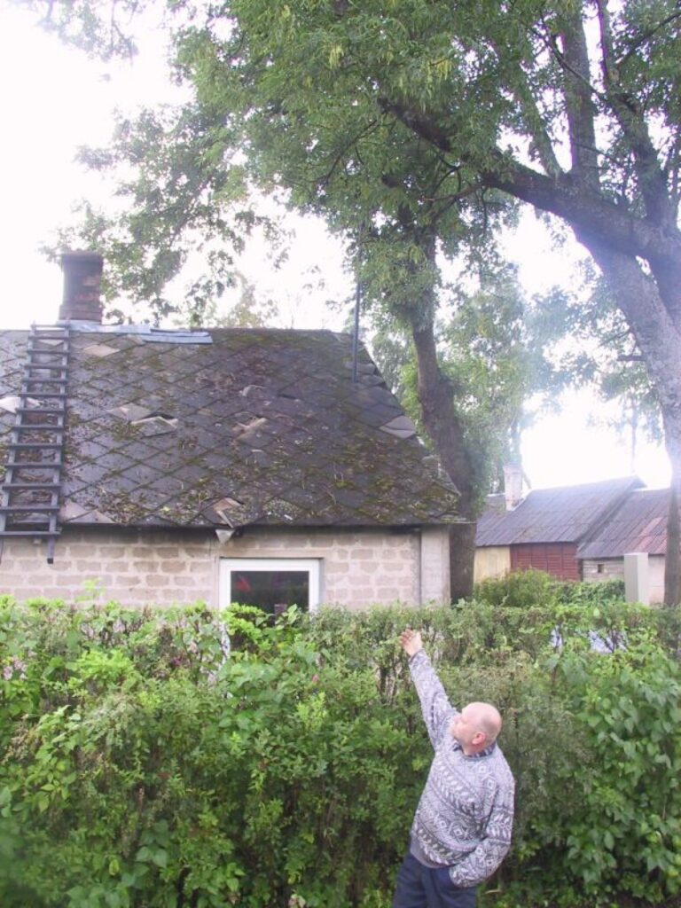 Smiltenietis Aivars Tirnis cer, ka pilsēta lielo osi pie viņa mājas nozāģēs jau šoruden, jo koka dēļ māja un jumts pūstot. 
Autors: Sandra Pētersone