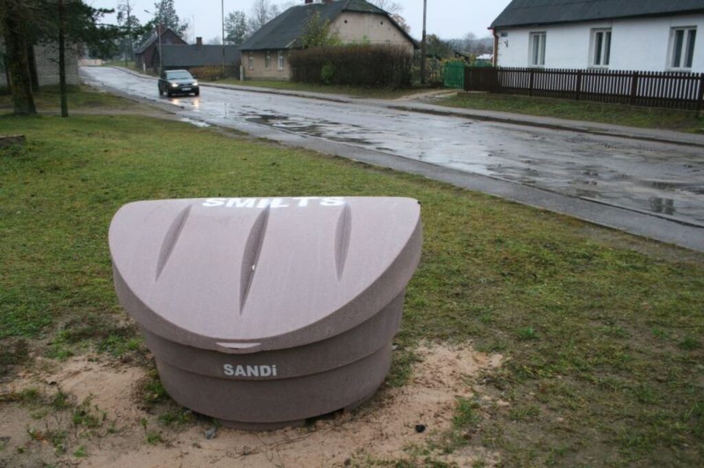 Pirms ziemas sala Valkas ielās parādījušās jaunas tvertnes smilšu un sāls maisījuma glabāšanai.
Autors: Aivars Zilbers