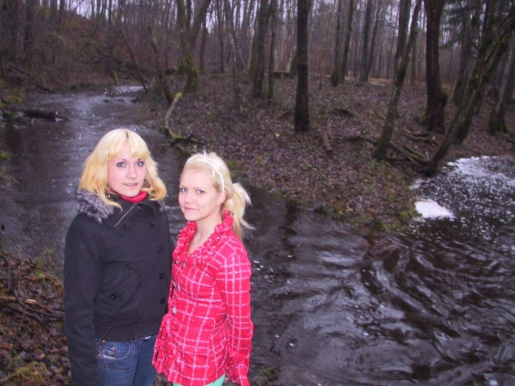 “Varēs te nākt,” tikai vakar ieraugot pārmaiņas salā, saka varinietes Evija Ozola (no kreisās) un Egija Dūmiņa. Agrāk šī vieta (fonā) bijusi tik ļoti aizaugusi ar krūmiem, ka “cauri nevarēja redzēt”. 
Autors: Sandra Pētersone