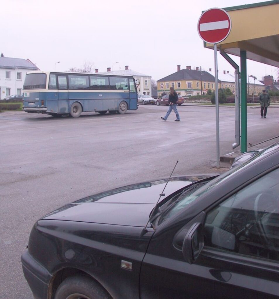  Kaut arī nesen pie Smiltenes autoostas uzstādīta vēl viena aizlieguma ceļazīme, tik un tā atrodas “rallisti”, kuri ātri braukā pa autoostas teritoriju. 
Autors: Sandra Pētersone