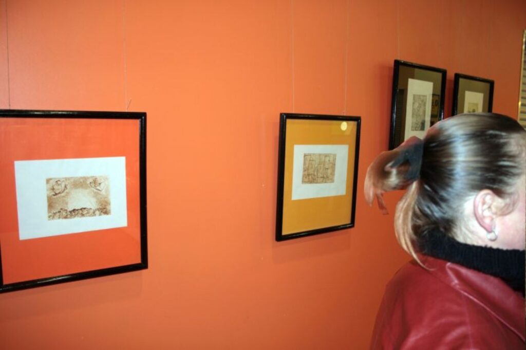 Varbūt, ka elegantie un faktūrām bagātie Valkas mākslas skolas audzēkņu darbi ir par maziem lielveikala plašumiem, taču pie tiem apstājas ne viens vien tirgotavas apmeklētājs. 
Autors: Aldis Dubļāns