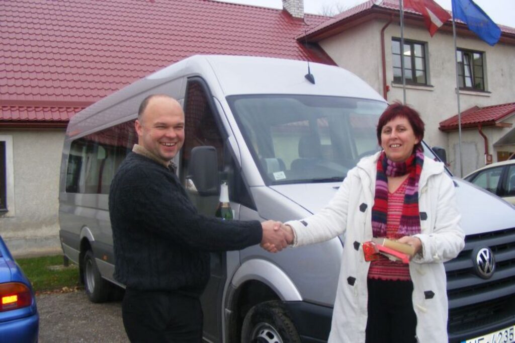 “Volkswagen” centra Jēkabpilī pārstāvis Romāns Šaltohins pēc tradicionālās riteņu aplaistīšanas ar šampanieti nodod mašīnas atslēgas un dokumentus pagasta padomes priekšsēdētājai Mārītei Kalniņai. 
Autors: No personīgā arhīva