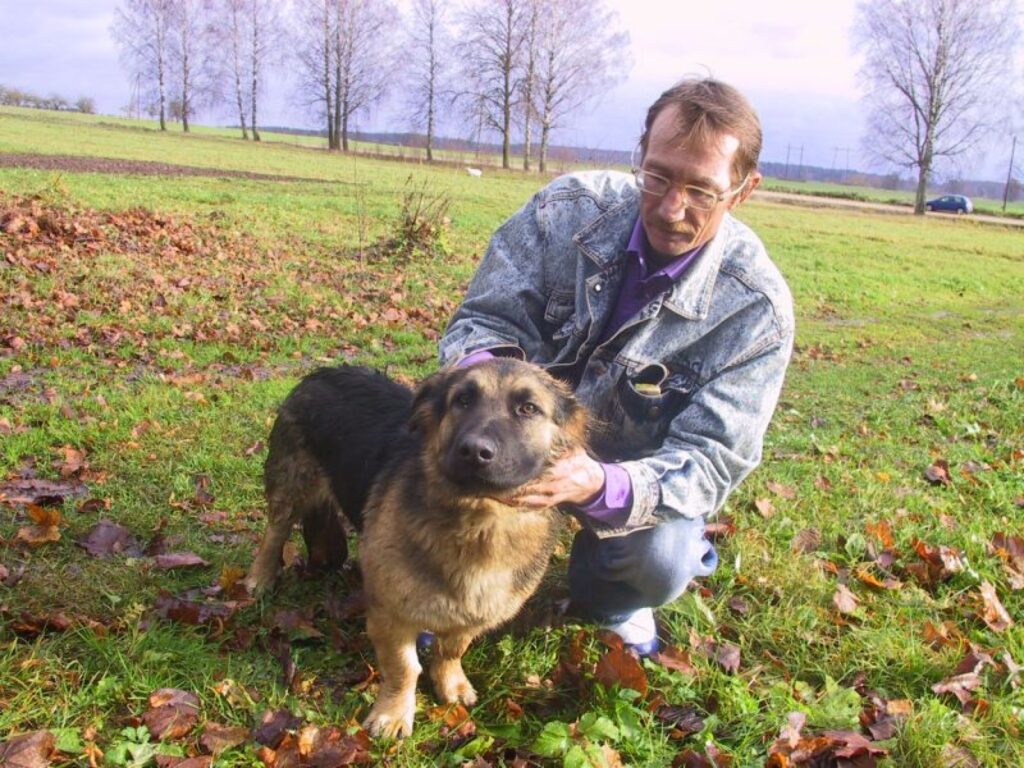“Labs suns, mīlīgs, bet var arī sargāt,” Daķi uzteic Pauls Obuks.  Ja sunim neatradīsies jauni saimnieki, viņu, iespējams, iemidzinās. 
Autors: Sandra Pētersone