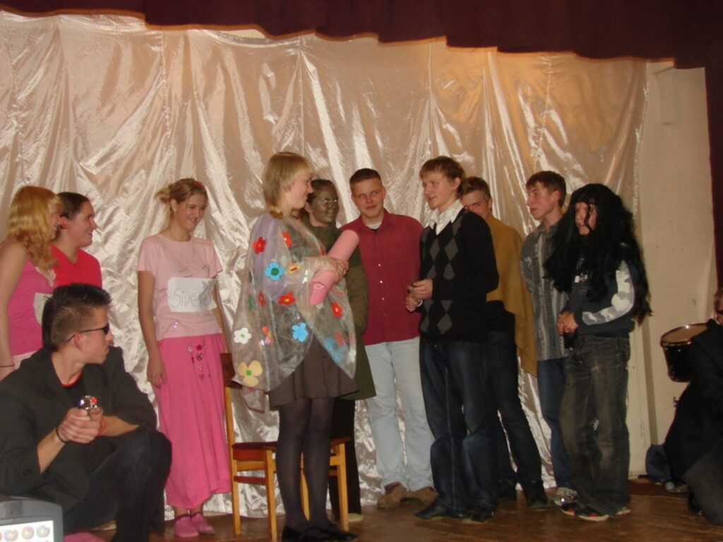 Prezidenti sveic arī Šreks ar draugiem...
Autors: Santa Sinka