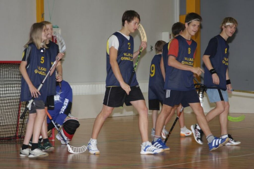 Valkas ģimnāzijas komanda pēc iemestajiem pirmajiem vārtiem pamatskolas komandai cerēja, ka turpmāk viss risināsies tikpat veiksmīgi. Nekā. 
Autors: Aldis Dubļāns