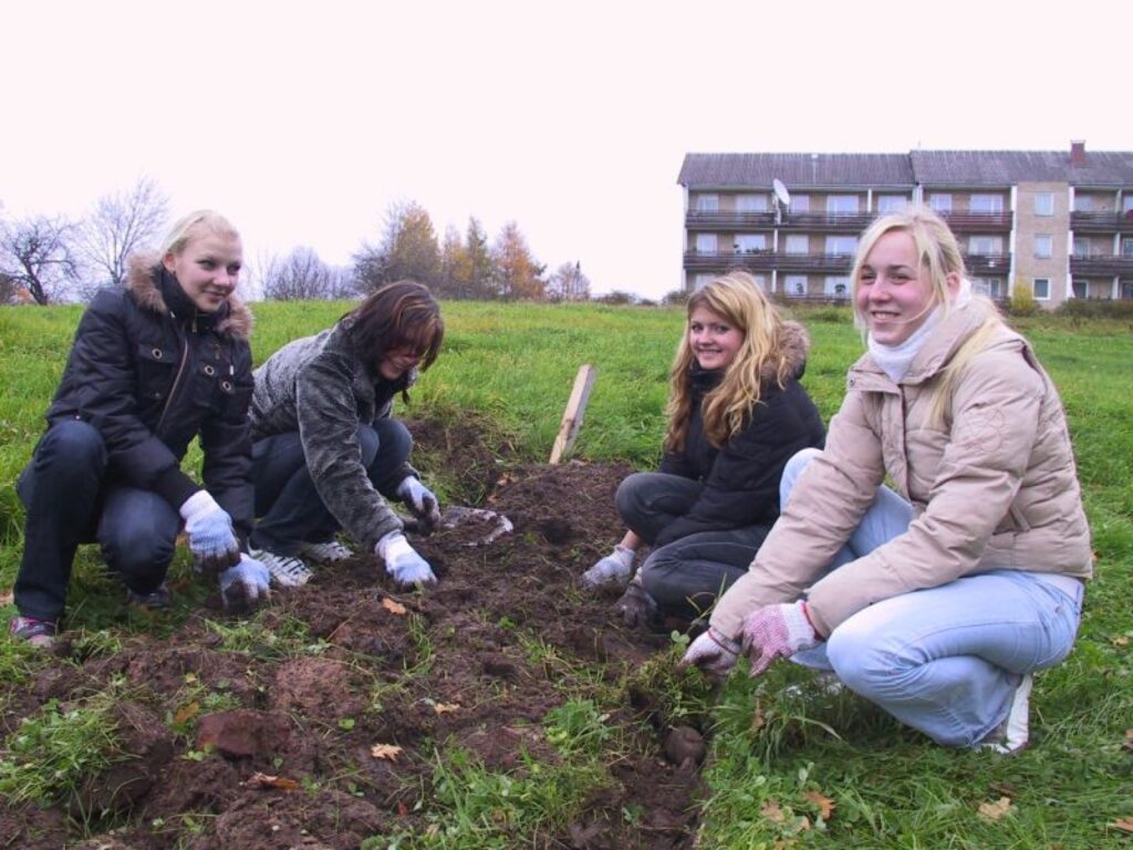 Smiltenes tehnikuma jaunieši piedalās konkursā un ziedo arī savu naudu apstādījumu izveidošanai. 
Autors: Sandra Pētersone