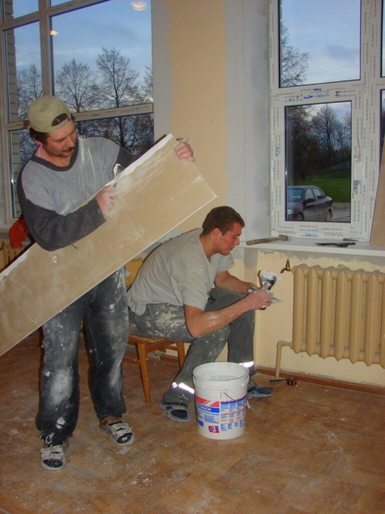 Patlaban Grundzāles pagasta padome naudu, ko saņēmusi  Smiltenes novada pašvaldību apvienošanās projekta mērķdotācijā, izlieto pagasta ēkas logu nomaiņai. 
Autors: Santa Sinka