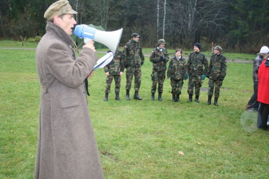 Spēles vadītājs Kaspars Zlidnis demonstrē kaujas saucienu.
Autors: Aivars Zilbers